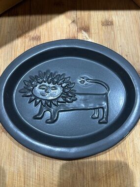 Vtg Bennington Pottery Vermont Oval LION Wall Plaque Plate - charcoal 8.5 x 7"